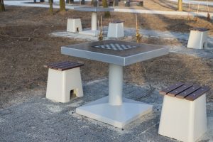 siedzisko-z-tworzywa-do-stol-do-gier-mala-architektura-miejska