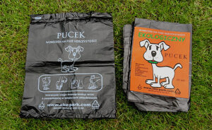 Woreczki na psie odchody biodegradowalne pucek na trawie